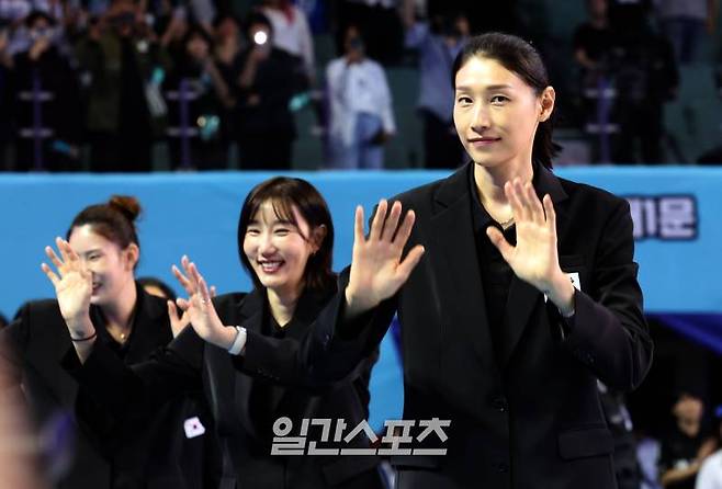 8일 오후 잠실실내체육관에서 여자배구 국가대표 은퇴식이 진행 됐다. 김연경이 팬들에게 인사하고있다. 잠실실내체=정시종 기자 capa@edaily.co.kr /2024.06.08.