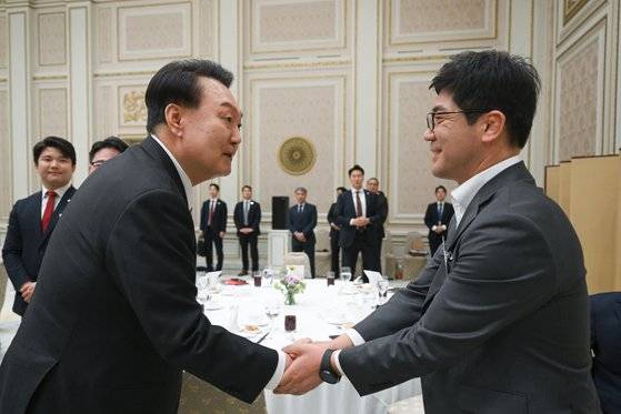 윤석열 대통령이 지난 4월 24일 오후 청와대 영빈관에서 열린 '국민의힘 낙선 및 낙천 국회의원 오찬'에서 이용 전 국민의힘 의원과 인사하던 모습. 사진 대통령실