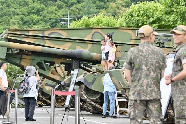 ▲ ‘제74주년 춘천지구전투 전승행사’가 8일 시민참여 형태로 춘천 수변공원 일대에서 진행됐다. 군 장비에 올라가 기념촬영을 하는 시민들. 유희태