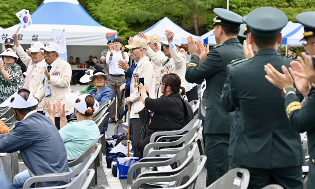 ▲ ‘제74주년 춘천지구전투 전승행사’ 참석자들이 6.25전쟁 참전 유공자들에게 박수를 보내고 있다. 유희태