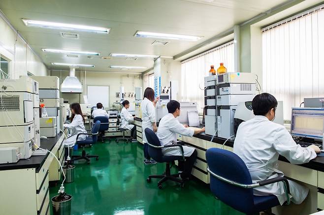 한국파마 직원들이 의약품 연구를 하고 있다.  한국파마 제공