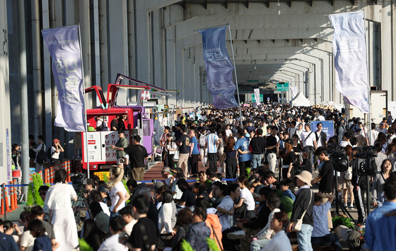 Citizens enjoy the afternoon at the Car-Free Jamsu Bridge Festival in Seocho District, southern Seoul. [JOONGANG ILBO]