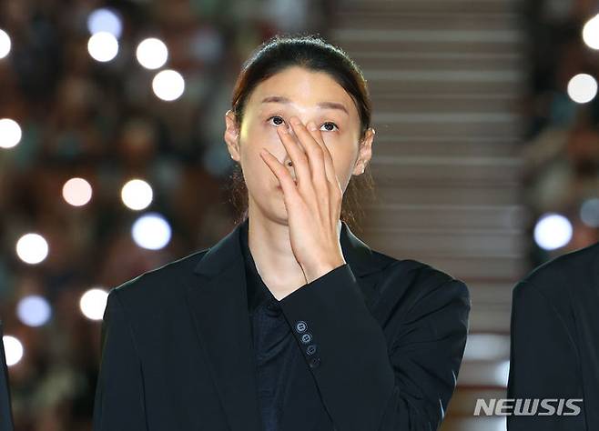 [서울=뉴시스] 황준선 기자 = 김연경이 8일 오후 서울 송파구 잠실실내경기장에서 열린 국가대표 은퇴식에서 선수 활동 영상을 시청하며 눈물을 훔치고 있다. 2024.06.08. hwang@newsis.com