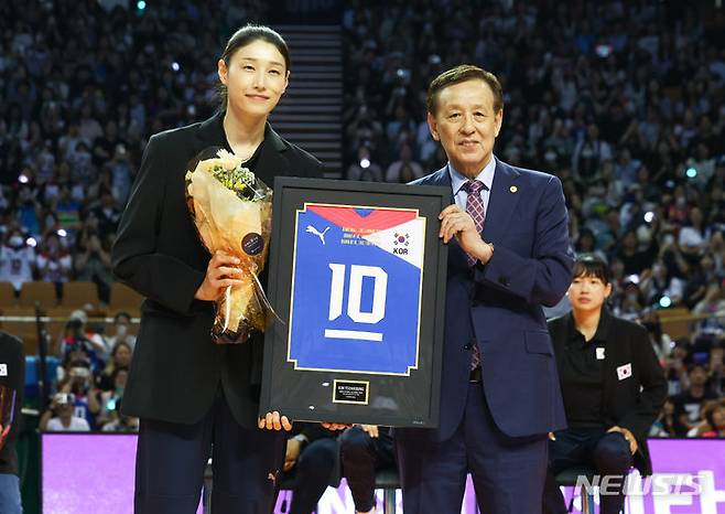 [서울=뉴시스] 황준선 기자 = 김연경이 8일 오후 서울 송파구 잠실실내경기장에서 열린 국가대표 은퇴식에서 오한남 대한배구협회장에게 꽃다발과 기념패를 수여받은 뒤 기념촬영하고 있다. 2024.06.08. hwang@newsis.com