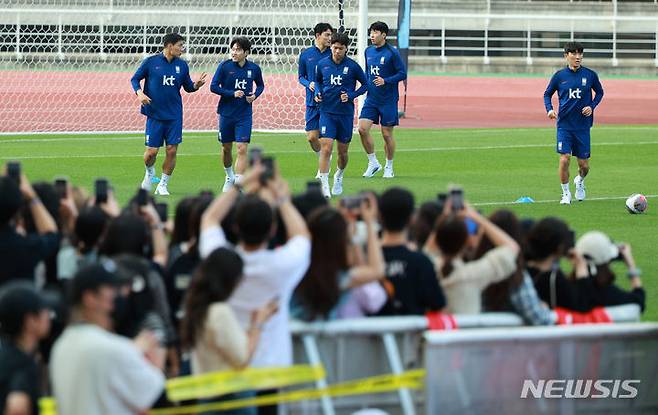 [고양=뉴시스] 고범준 기자 = 2026 국제축구연맹(FIFA) 북중미 월드컵 아시아 지역 2차 예선 조별리그 C조 6차전 중국과의 경기를 앞둔 축구대표팀 손흥민 등 선수들이 8일 오후 경기 고양시 고양종합운동장에서 팬들 앞에서 가볍게 런닝을 하며 몸을 풀고 있다. 2024.06.08. bjko@newsis.com