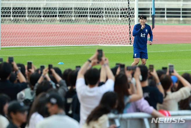 [고양=뉴시스] 고범준 기자 = 2026 국제축구연맹(FIFA) 북중미 월드컵 아시아 지역 2차 예선 조별리그 C조 6차전 중국과의 경기를 앞둔 축구대표팀 손흥민이 8일 오후 경기 고양시 고양종합운동장에서 팬들 앞에서 가볍게 런닝을 하며 몸을 풀고 있다. 2024.06.08. bjko@newsis.com