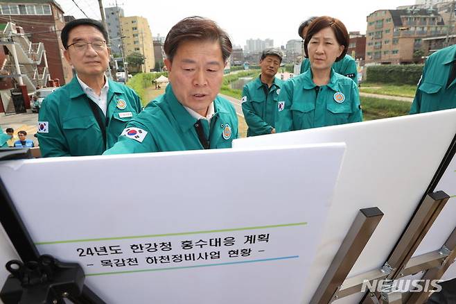 [광명=뉴시스] 박승원 광명시장(사진 가운데)이 7일 목감천 개웅교를 찾은 한화진 환경부장관(사진 오른쪽 첫번째)에게 목감천 하천정비사업 현황을 설명하고 있다.(사진=광명시 제공) 2024.06.08. photo@newsis.com