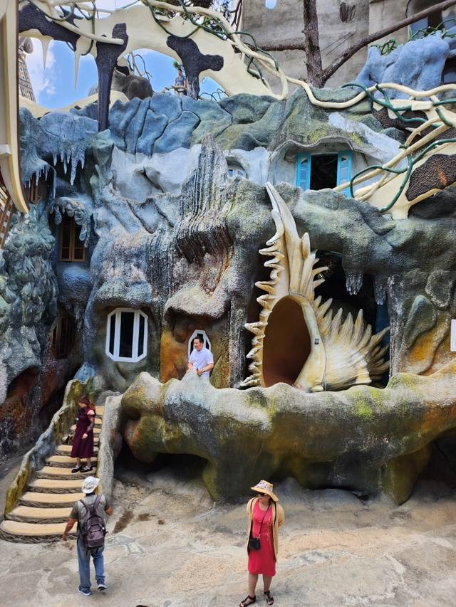 달랏의 인기 관광지인 크레이지하우스 전경. 스페인의 건축가 가우디의 철학에 영감을 받아 베트남의 건축가 당비엣응아가 지었다.