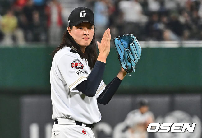 [OSEN=부산, 이석우 기자] 7일 부산 사직야구장에서 2024 신한 SOL 뱅크 KBO 리그 롯데 자이언츠와 SSG 랜더스의 경기가 열렸다. 홈팀 롯데는 이민석이 데뷔 첫 선발승에 도전하고 원정팀 SSG는 지난 1일 키움과의 데뷔전에서 첫 승리를 챙긴 시라카와가 선발로 출전한다.롯데 자이언츠 김원중이 SSG 랜더스를 11-7로 이기고 기뻐하고 있다. 2024.06.07 / foto0307@osen.co.kr