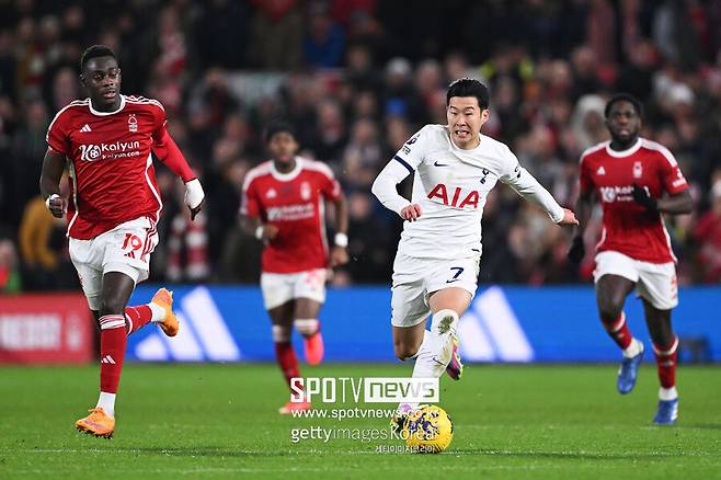 ▲ 손흥민에게 인종차별 공격을 한 영국 축구팬이 징계를 받았다. 노팅엄 포레스트를 지지하는 50대 남성은 손흥민과 토트넘 홋스퍼 원정 팬들에게 지속적으로 인종차별 욕설을 한 혐의로 기소됐다. 이스트미들랜즈 검찰청은 해당 남성에게 400만원이 넘는 벌금을 부과하고 3년간 모든 축구장의 출입을 금지시켰다.
