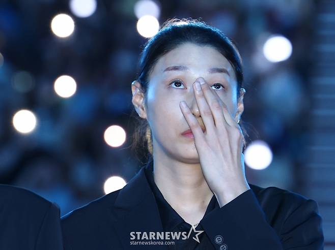 [서울=뉴시스] 황준선 기자 = 김연경이 8일 오후 서울 송파구 잠실실내경기장에서 열린 국가대표 은퇴식에서 선수 활동 영상을 시청하며 눈물을 훔치고 있다. 2024.06.08. hwang@newsis.com /사진=황준선