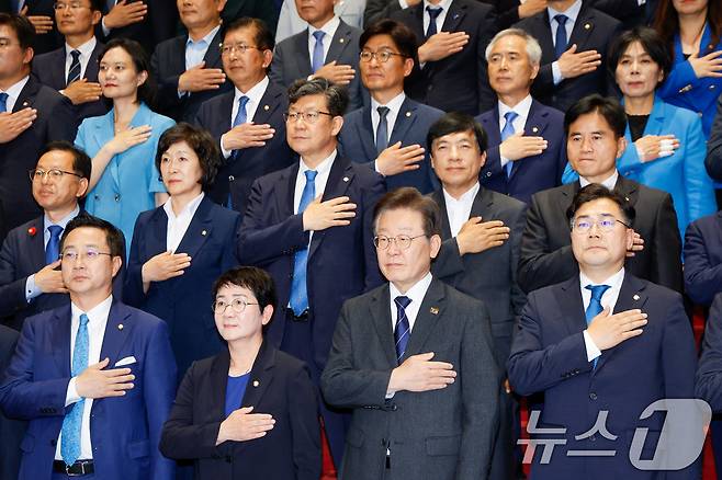 이재명 더불어민주당 대표와 박찬대 원내대표를 비롯한 의원들이 제22대 국회 개원 첫날인 30일 오후 서울 여의도 국회 로텐더홀에서 열린 첫 의원총회에 참석해 국민의례를 하고 있다. 2024.5.30/뉴스1 ⓒ News1 안은나 기자