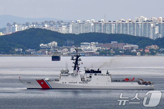 9일 오전 미국 해양경비대(USCG) 4500톤급 힘정이 경북 포항시 남구에 있는 항구로 입항하고 있다. 미 함정은 지난 3~6일 일본 해상에서 열린 한·미·일 수색구조연합에 참가한 후 문화교류 행사차 포항을 방문했다. 2024.6.9/뉴스1 ⓒ News1 최창호 기자