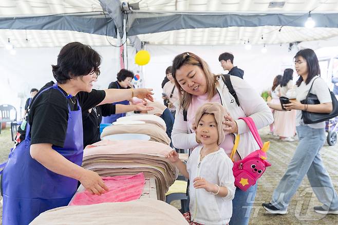 9일 강원 강릉 남대천 일대에서 열리고 있는 2024 강릉단오제를 찾은 나들이객들이 즐거운 시간을 보내고 있다.(강릉단오제위원회 제공) 2024.6.9/뉴스1