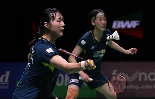 epa11398922 Baek Ha Na (L) and Lee So Hee (R) of South Korea in action against Chen Qing Chen and Jia Yi Fan of China during the women's doubles final match at the Kapal Api Badminton Indonesia Open in Jakarta, Indonesia, 09 June 2024.  EPA/ADI WEDA<저작권자(c) 연합뉴스, 무단 전재-재배포, AI 학습 및 활용 금지>