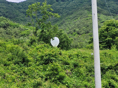 영동 야산에 걸려있는 오물풍선. 영동소방서 제공