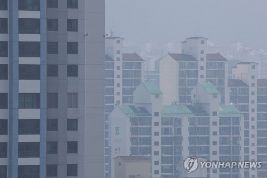 일산 킨텍스 일대 고층 건물과 노후 아파트가 대비를 이루는 모습. <연합뉴스 제공>