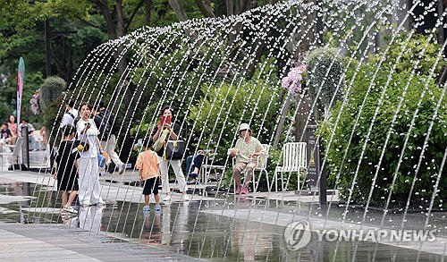 환경의 날이자 절기상 망종(芒種)인 5일 서울 종로구 광화문광장에서 바닥분수대가 작동되고 있다. [연합뉴스]