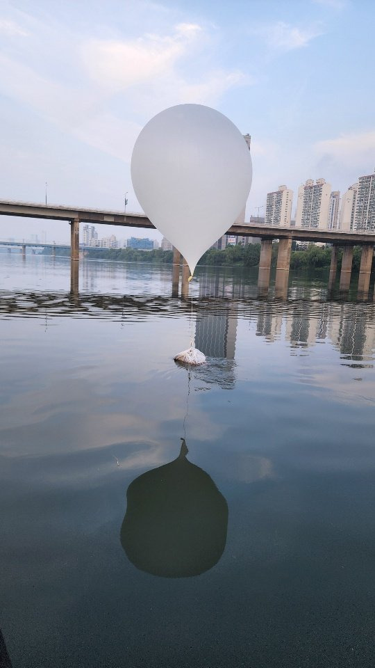 북한이 8~9일 또다시 남한을 향해 오물풍선을 수백개 살포하면서 우리 국민들의 안보 우려가 고조되는 가운데 대통령실은 9일 중 대북 확성기 방송을 재개키로 했다. 대북 확성기 방송은 북한이 우려하는 고강도 대북 조치 중 하나다. 북한이 살포한 오물풍선이 서울 잠실대교 인근에서 발견됐다(왼쪽 사진). 오른쪽 사진은 대통령실이 긴급 국가안전보장회의(NSC) 상임위원회에서 대북 확성기 방송 재개를 결정한 이날 경기도 파주 접경지역 내 기존 대북 확성기 관련 군사시설물 모습. 연합뉴스