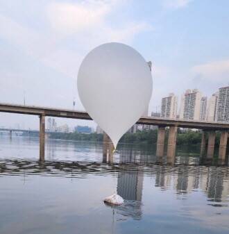 북한이 보낸 오물풍선이 9일 오전 서울 잠실대교 근처 한강에 떨어져 있다. 합동참모본부 제공