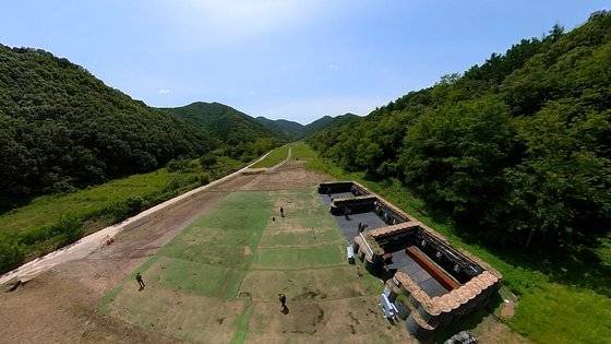 37사단 조우전 전투사격 훈련장. 기존 사격장을 고쳐 헤스코 격실(오른쪽)을 짓고 장애물을 설치하는 등 지난 4월 완공됐다. 영상캡처