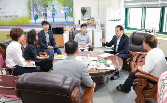 서거석 전북교육감이 지난 7일 초등학교 3학년 학생이 교감 뺨을 때린 학교를 찾아 피해 교감과 교사 등을 위로하고 있다. 사진 전북특별자치도교육청