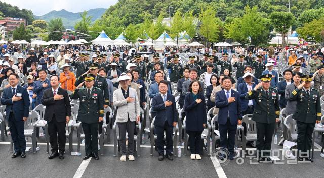 ▲ 제74주년 춘천지구전투 전승행사가 8일 춘천 삼천동 수변공원 일원에서 김진태 도지사, 신경호 도교육감, 경민현 강원도민일보 사장, 한기호·허영 국회의원, 육동한 춘천시장, 김진호 춘천시의회 의장, 이영림 춘천지검장, 박후성 제2군단장 등 내빈과 참전용사, 시민들이 참석한 가운데 열렸다. 유희태