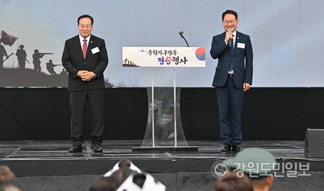 ▲ 8일 춘천 삼천동 수변공원 일원에서 열린 제74주년 춘천지구전투 전승행사에서 한기호 국회의원이 제22대 국회 국방위원회에 배치된 허영 의원을 소개하고 있다. 유희태