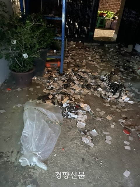 지난달 29일 북한이 날려 보낸 것으로 보이는 풍선 90여개가 전국 곳곳에서 발견됐다. 사진은 서울지역에서 발견된 북한 대남풍선 내용물로, 오물, 쓰레기 등. 합동참모본부 제공