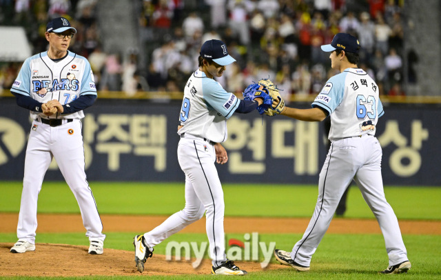 2024년 6월 8일 서울 잠실야구장에서 '2024 신한 SOL Bank KBO리그' KIA 타이거즈와 두산 베어스의 경기가 열렸다. 두산 김택연이 9회초 1사 후 구원등판하며 이교훈과 하이파이브를 하고 있다./잠실 = 유진형 기자 zolong@mydaily.co.kr