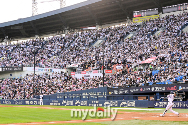 2024년 5월 17일 서울 잠실야구장에서 진행된 '2024 신한 SOL 뱅크 KBO 리그' 롯데-두산의 경기가 매진을 기록했다./마이데일리