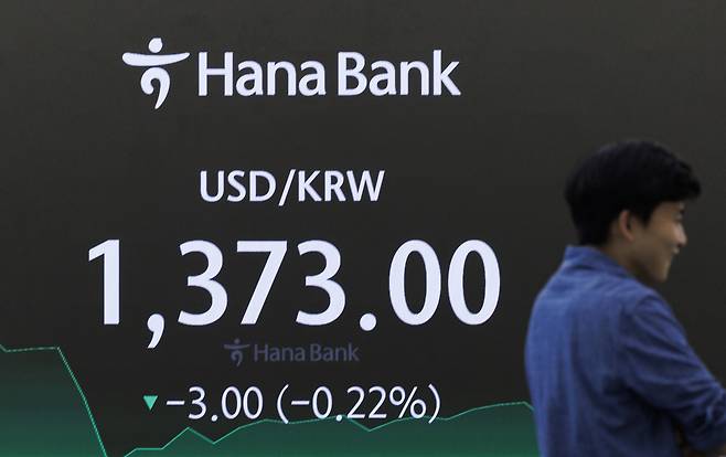 서울 중구 하나은행 딜링룸에 원/달러 환율이 표시돼 있다. [연합]