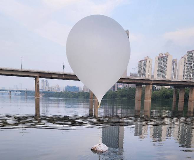 9일 오전 서울 한강 잠실대교 인근에서 발견된 대남 풍선. 합동참모본부는 “북한이 전날부터 대남 오물풍선 330여 개를 살포했고 오전까지 우리 지역에 80여 개가 낙하했다”고 밝혔다. [연합]