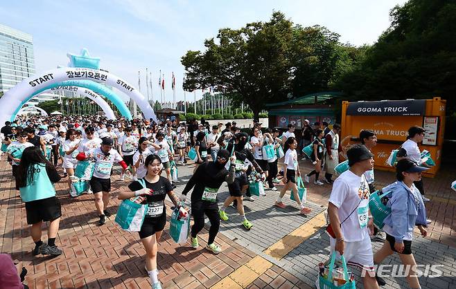 [서울=뉴시스] 김근수 기자 = 9일 오전 서울 송파구 올림픽공원에서 열린 배달의 민족 2024 장보기 오픈런에서 참가자들이 달리기를 하고 있다. 2024.06.09. ks@newsis.com