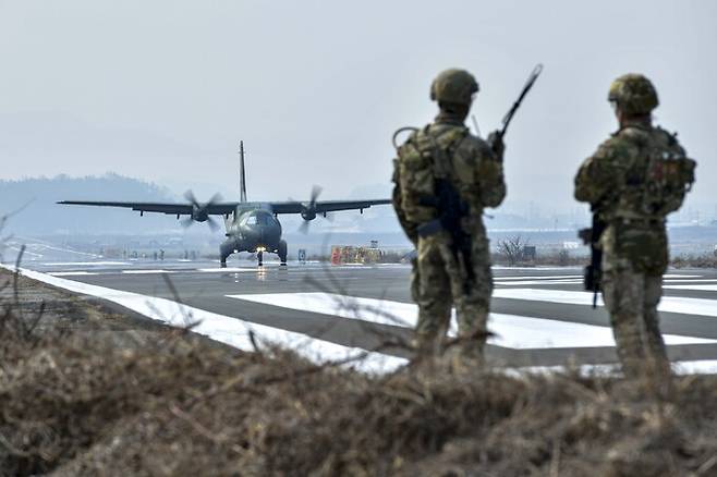 한국 공군 CN-235 수송기가 한국 공군 공정통제사들의 유도통제에 따라 비상활주로에 착륙하고 있다. 세계일보 자료사진