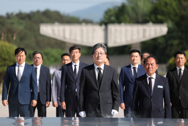 유승민 전 국민의힘 의원이 5월 16일 오후 광주 북구 국립 5·18 민주묘지를 참배하고 있다. 연합뉴스