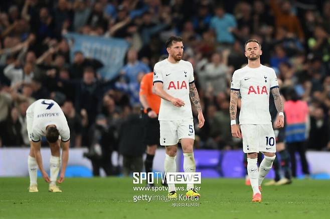 ▲&nbsp;축구 매체 '포포투'는 8일(한국시간) "주제 무리뉴 페네르바체 감독이 호이비에르와 재회를 원하고 있다"라고 보도했다.&nbsp;이어 "호이비에르는 시즌 내내 엔지 포스테코글루 감독 체제에 잘 맞지 않았다. 이적 루머에 계속 이름을 올리는 이유다"라고 덧붙였다.&nbsp;또한 "호이비에르는 2020년 여름 무리뉴 감독에 의해 토트넘으로 이적했다. 튀르키예 매체에 따르면 무리뉴 감독은 페네르바체에서 호이비에르와 다시 만나길 원한다"라고 전했다.