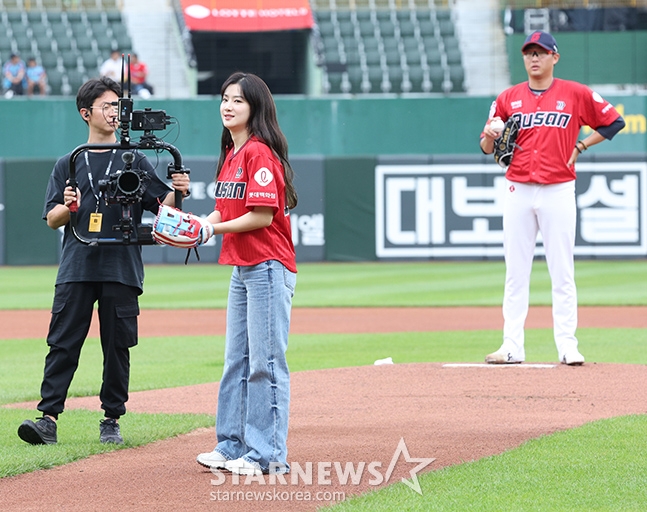 [포토] 박주현 '박세웅이 보고 있다'