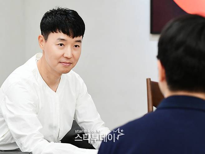 ‘그랬나봐’를 가창한 김형중은 프로듀서 유희열과 작업하며 자신의 보컬 장단점에 대해 파악했다고 했다. 사진ㅣ강영국 기자