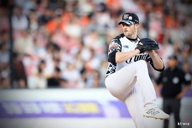 벤자민은 9일 수원 KT위즈파크에서 열린 '2024 신한 SOL Bank KBO 리그' LG와 주말 3연전 마지막 경기에서 선발 등판. 5⅓이닝 무실점으로 팀 승리를 견인했다. KT 위즈