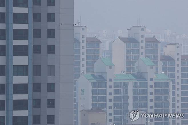 국토교통부 1기 신도시 선도지구 선정 계획 발표 (고양=연합뉴스) 임병식 기자 = 최근 개발된 킨텍스 일대 고층 건물과 대비를 이루는 모습. 2024.5.22 andphotodo@yna.co.kr