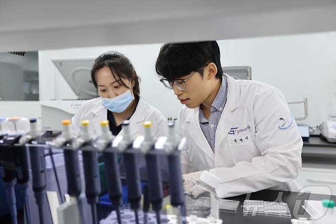 지아이이노베이션 연구원이 후보물질 연구 데이터를 분석하고 있다.(지아이이노베이션 제공)/뉴스1 ⓒ News1