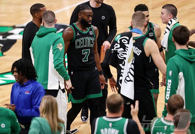 보스턴 셀틱스가 10일(한국시간) 미국 매사추세츠주 보스턴의 TD가든에서 열린 2023-2024 NBA 챔피언결정전 2차전 홈 경기에서 댈러스에 105-98로 승리했다.ⓒ 로이터=뉴스1 ⓒ News1