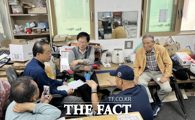 지난 8일 조선인 일제 강제동원 연구자 다케우치 야스토씨(사진 맨 왼쪽)로부터 남양군도 밀리환초 조선인 학살사건 내막을 듣고 있는 유족 김귀남(사진 맨 오른쪽) 씨./일제강제동원시민모임