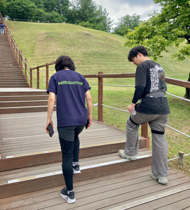 기자가 위로보틱스 윔 보행운동 센터를 방문해 인근 올림픽공원에서 실외 운동을 체험하고 있다. (사진=지디넷코리아 신영빈 기자)