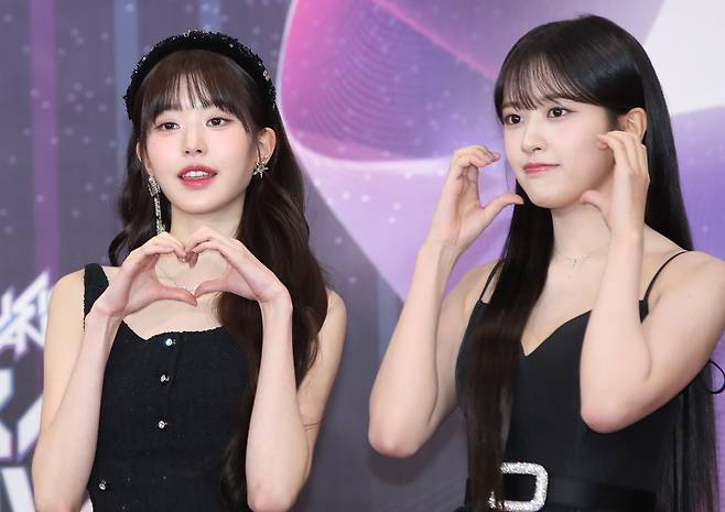 아이브 장원영과 안유진(오른쪽). /뉴스1
