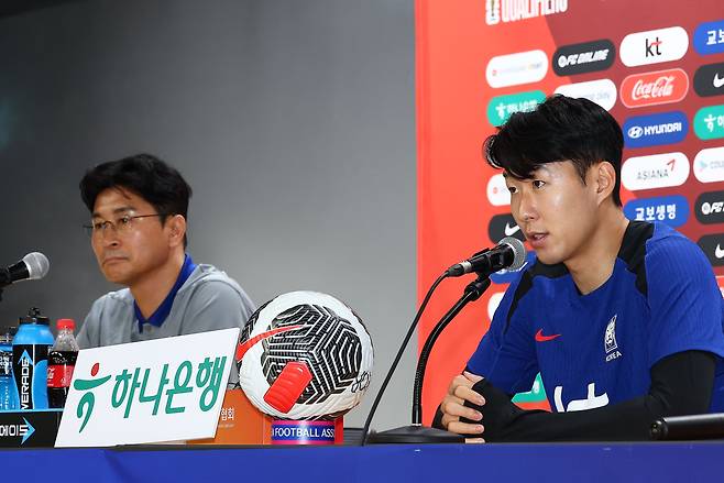 축구 대표팀 주장 손흥민(오른쪽)과 김도훈 임시 감독이 10일 고양종합운동장에서 열린 중국과 월드컵 2차 예선 최종전 기자회견에 참석했다. /뉴시스