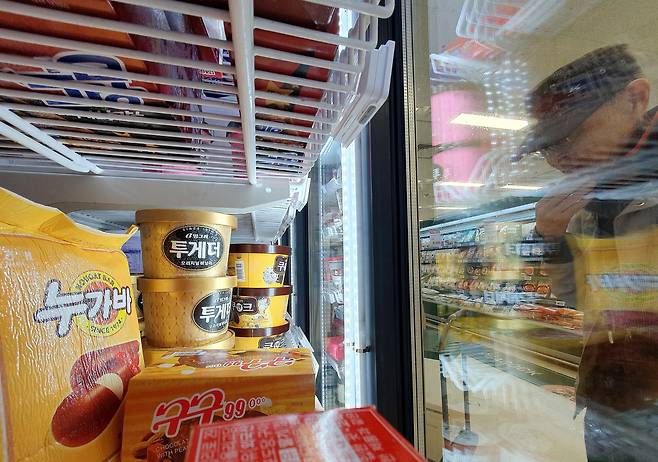 지난 6일 오후 서울에 위치한 마트를 찾은 시민이 진열된 아이스크림을 바라보고 있다. /뉴스1