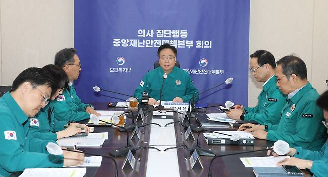 조규홍 보건복지부 장관이 10일 오전 정부세종청사 보건복지부 영상회의실에서 의사 집단행동 중앙재난안전대책본부 회의를 주재하고 있다. /연합뉴스