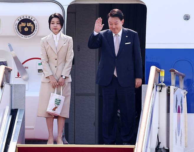 윤석열 대통령과 김건희 여사가 10일 오전 경기 성남시 서울공항에서 중앙아시아 3개국 순방을 위해 공군 1호기에 탑승하며 인사하고 있다./뉴스1